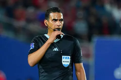  شاهد على نكسة نيجيريا وكثير البطاقات.. من هو حكم مباراة مصر في لقاء البرونزية؟